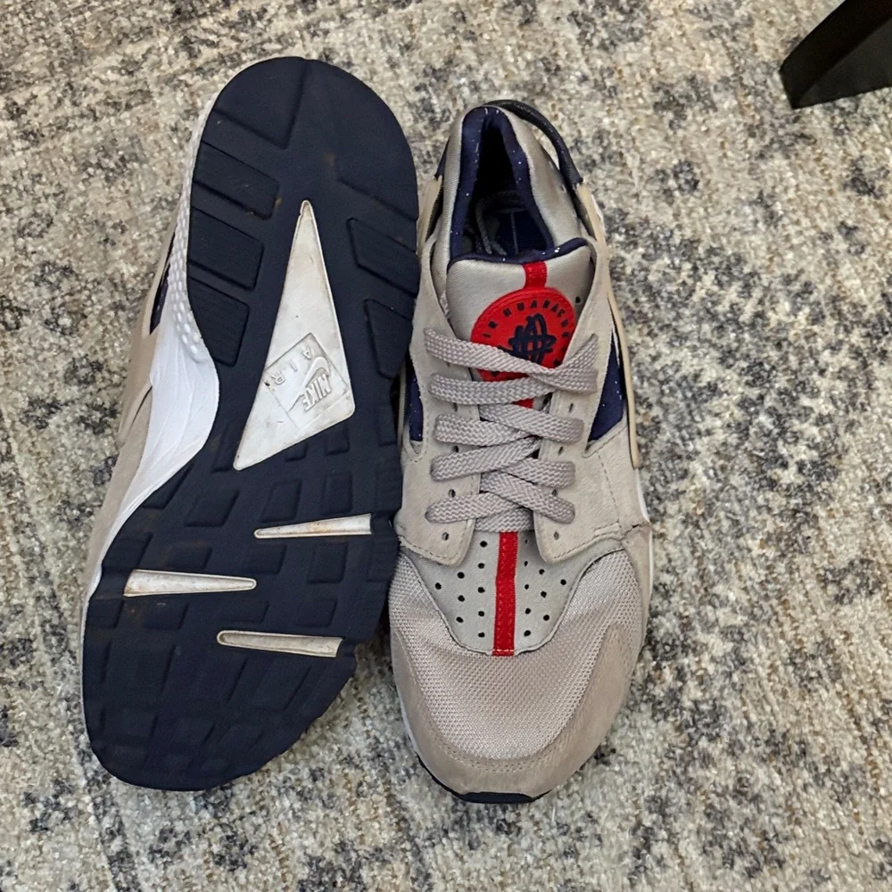 Nike‎ Air Huaracne Men's Beige and Navy Sneakers